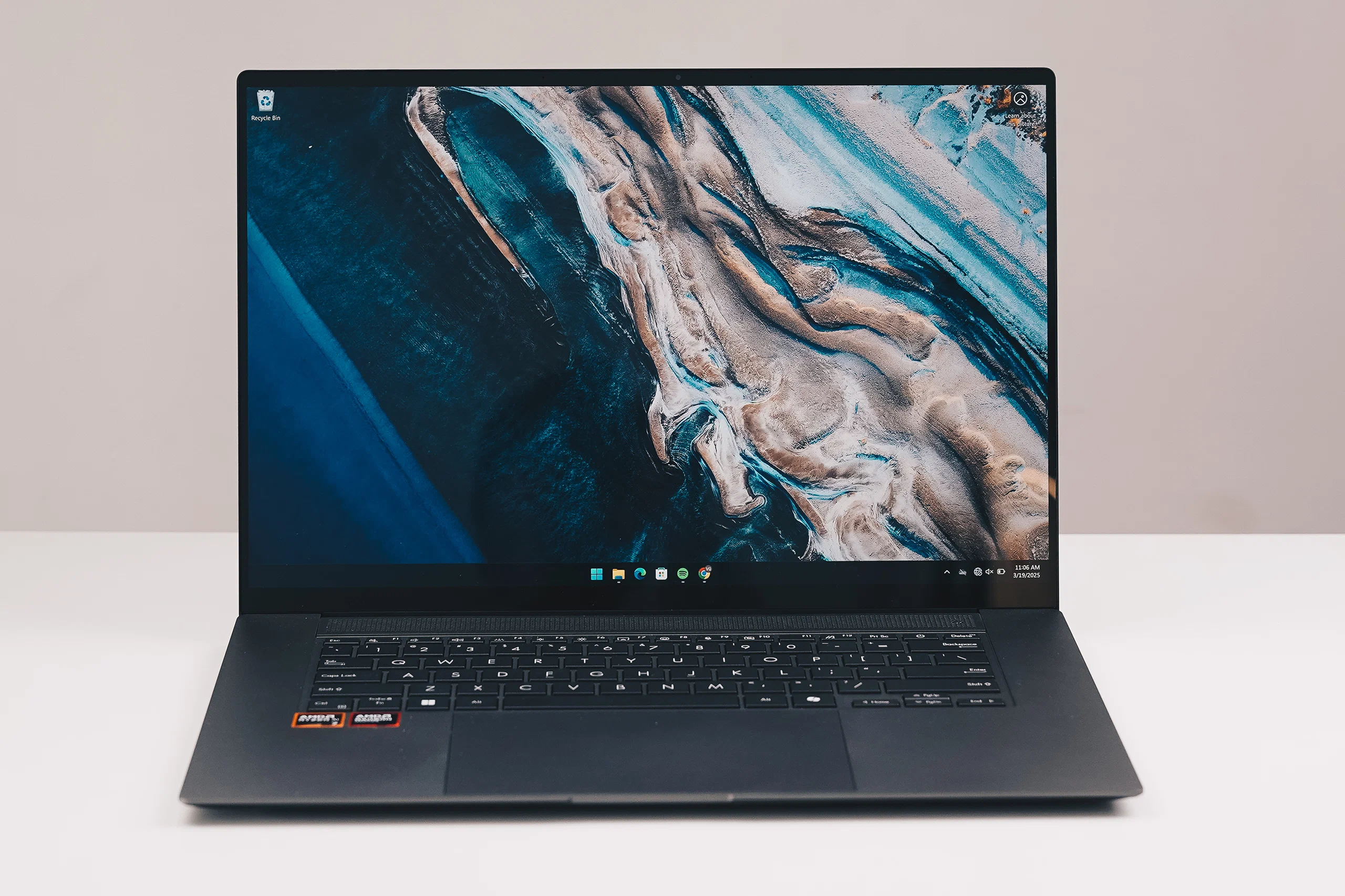 Laptop ASUS Zenbook S16 (UM5606) tích hợp vi xử lý AMD Ryzen AI, màn hình OLED 16 inch, thiết kế mỏng nhẹ, và hiệu năng pin ấn tượng lên đến 18 giờ. ASUS Zenbook S16 ra mắt tại Việt Nam: Laptop AI 16-inch mỏng nhẹ dùng chip AMD Ryzen AI 2025