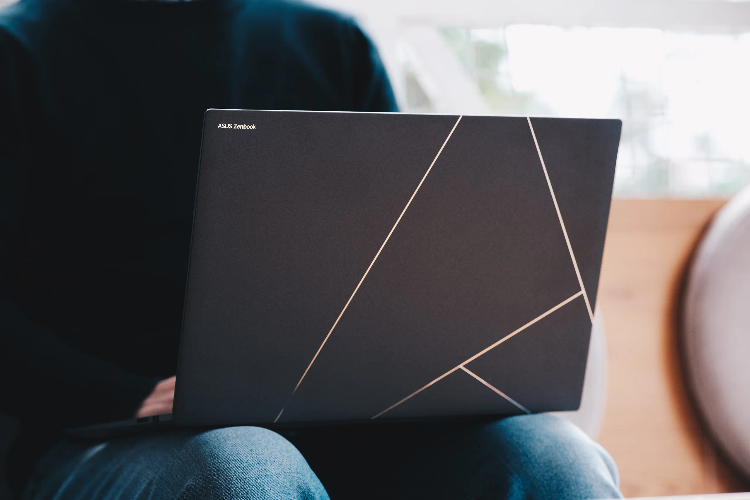 Laptop ASUS Zenbook S16 (UM5606) tích hợp vi xử lý AMD Ryzen AI, màn hình OLED 16 inch, thiết kế mỏng nhẹ, và hiệu năng pin ấn tượng lên đến 18 giờ. ASUS Zenbook S16 ra mắt tại Việt Nam: Laptop AI 16-inch mỏng nhẹ dùng chip AMD Ryzen AI 2025