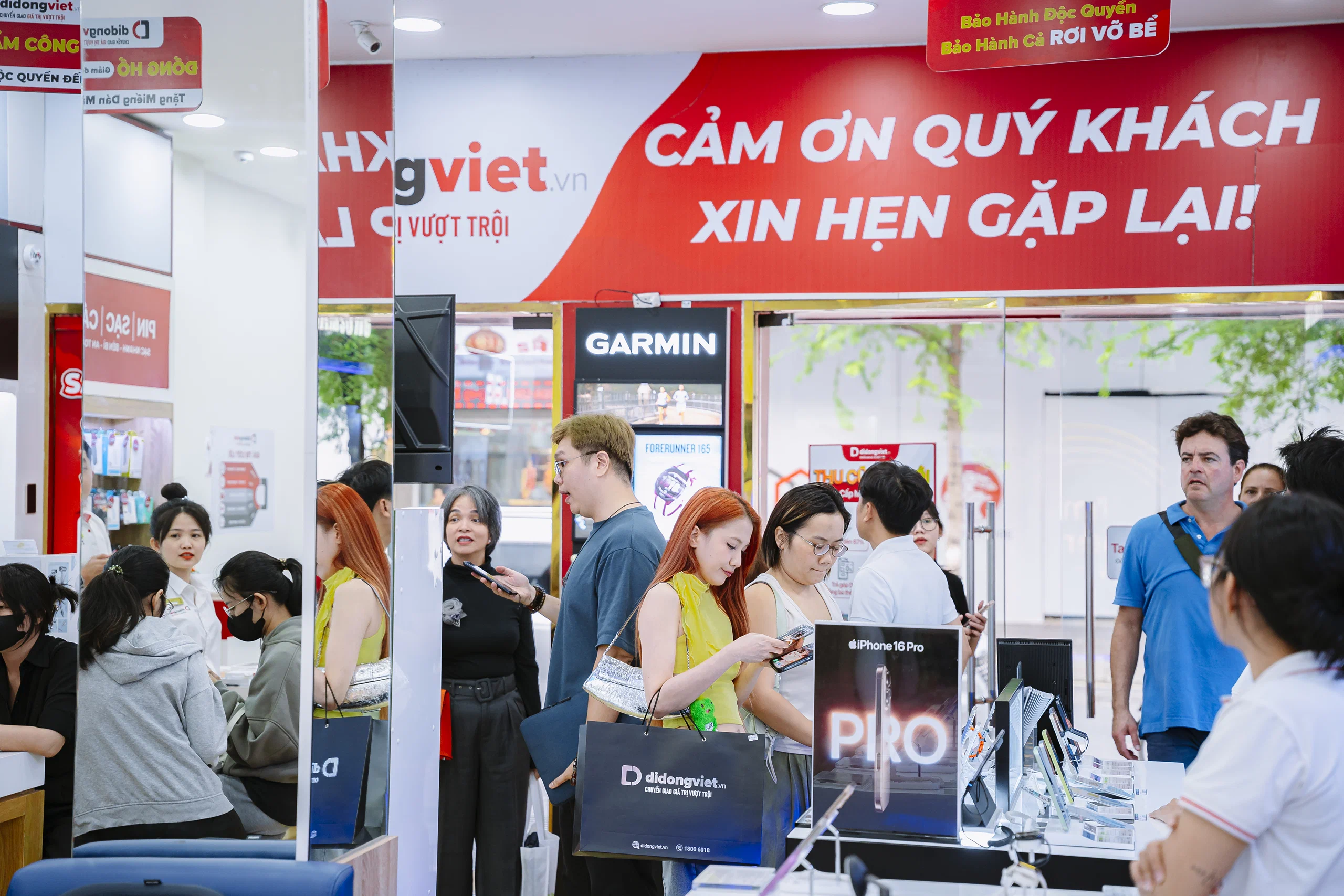 Ba sản phẩm mới từ Apple - MacBook Air M4, iPad Air M3, và iPad A16 - chính thức lên kệ tại Việt Nam, nổi bật với cấu hình mạnh mẽ và thiết kế tinh tế. Di Động Việt chính thức mở bán MacBook Air M4, iPad Air M3 và iPad A16, kèm ưu đãi đến 5 triệu đồng