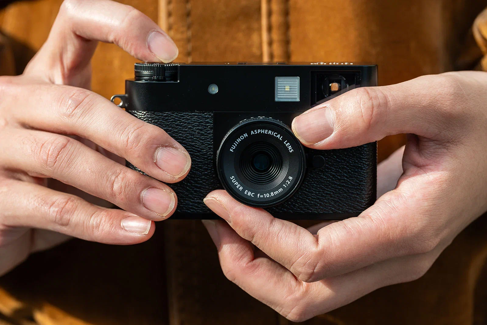Fujifilm X half ra mắt: Máy ảnh compact 18MP, chụp dọc độc đáo, cảm hứng phim