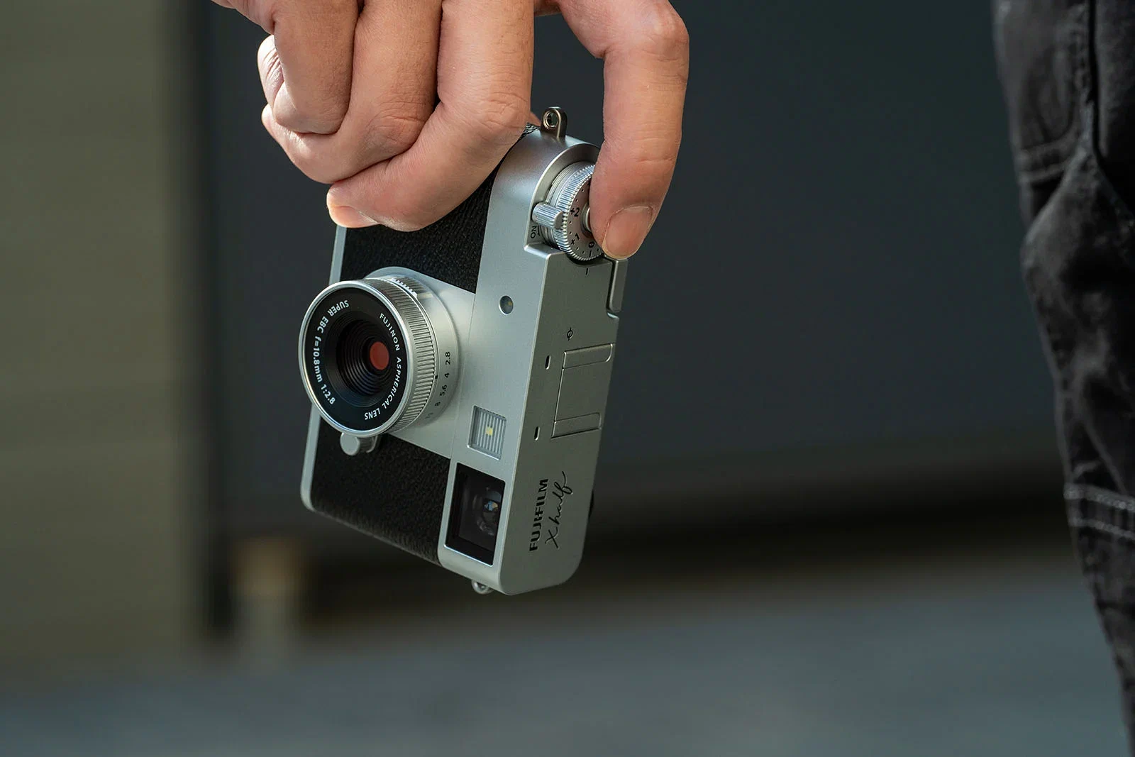 Fujifilm X half ra mắt: Máy ảnh compact 18MP, chụp dọc độc đáo, cảm hứng phim